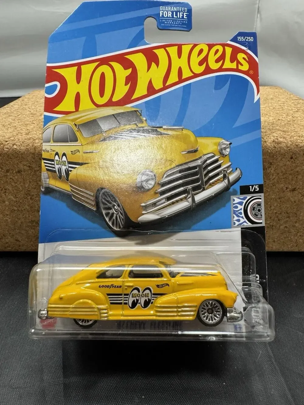 Hot Wheels ’47 Chevy Fleetline Mooneyes Yellow 155/250 Rod Squad 1/5 HCV91 1:64